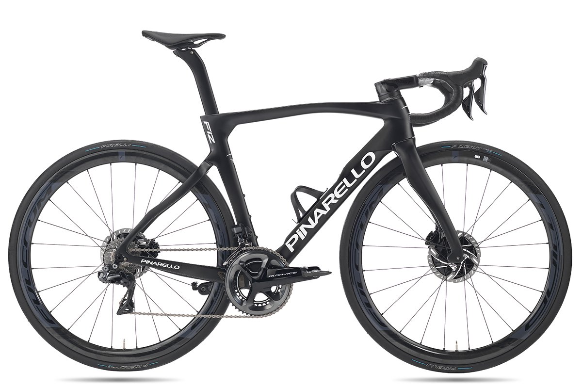 PINARELLO_JAPAN's tweet photo. 新生DOGMA F12 & F12 DISKの多彩なカラーラインナップ。
フルカーボンバイクのマテリアルの持つ美しさと、綿密にデザインされたロゴタイプのどちらも映えるBLACK MAT(ブラックマット)は至高のスタンダード。最もバランスのとれた、あらゆる要素が調和したデザインです。
#PINARELLO
#F12COLOR https://t.co/LwL9JwSjFn