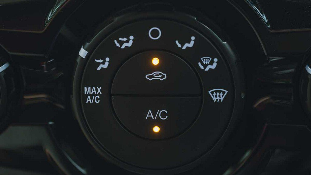 kmbc's tweet image. The air recirculation button in your car can come in handy when it’s hot out kmbc.com/article/the-ai…