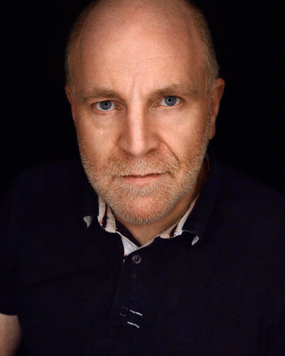 markmccaughrean's tweet image. Off on holiday with the family shortly, so hopefully you'll hear less from me for a fortnight 🍾

To help you get over the loss 😜, here's a nice pixie-dusted portrait by Rafael Cantero Alonso de Medina of @starcontinuum, taken at @fedcon last month; thank you, sir! 🙇