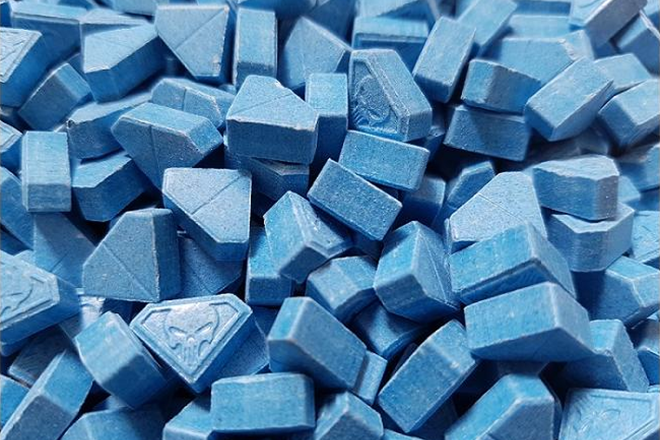 BunkBot's tweet photo. UK Police issue warning over extremely potent blue 'Punisher' ecstasy pills.
https://t.co/pBdFR8jBuv
#bunkbot #bunkpolice #testit @DanceSafe #UK #mdma #punisher https://t.co/ux6p7yADjT