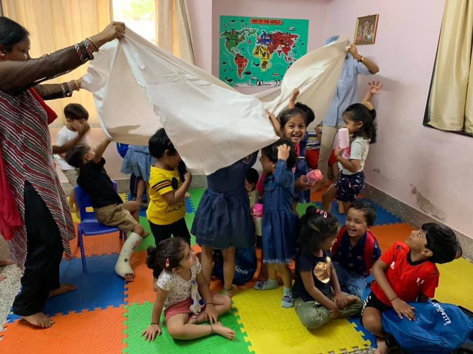 Illuminatrix1's tweet photo. Doing laundry could be such a task... while Mrs Lather refused to wash clothes and babies and dogs and cars and an entire football team...she did put a big smile on our faces!!! Thank you @nehabudhia!! who better than the pre school stalwart to tell stories for us!!! https://t.co/iJucvDzHEh