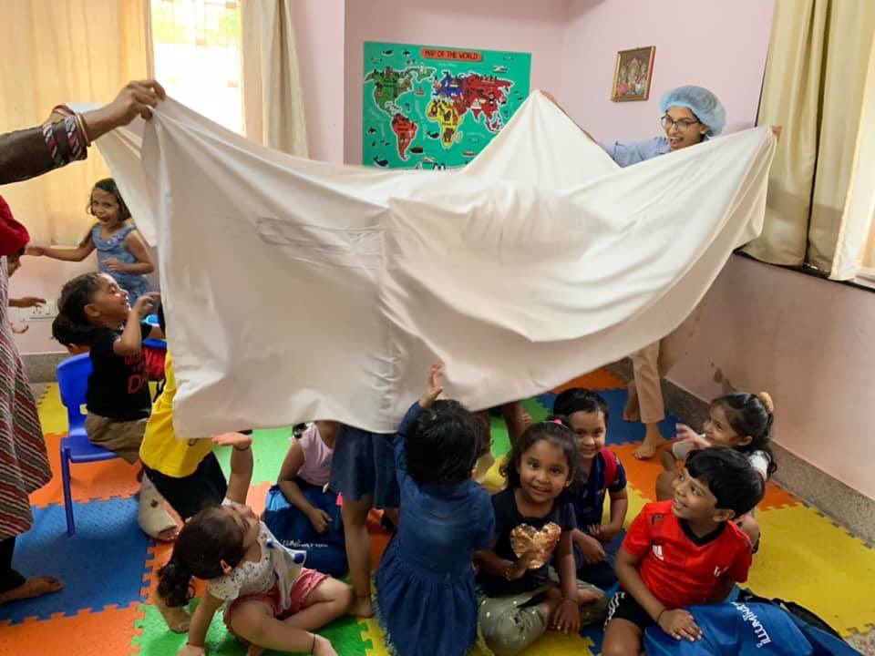 Illuminatrix1's tweet photo. Doing laundry could be such a task... while Mrs Lather refused to wash clothes and babies and dogs and cars and an entire football team...she did put a big smile on our faces!!! Thank you @nehabudhia!! who better than the pre school stalwart to tell stories for us!!! https://t.co/iJucvDzHEh