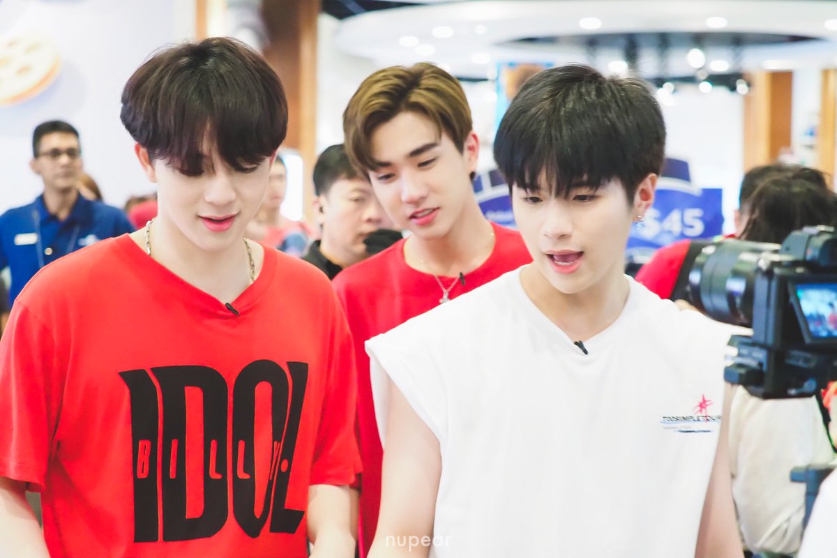 nupear_photo's tweet photo. ทีมนี้เค้ามีกันอยู่ 3 คน คุยกันเยอะแล้วก็น่ารักเยอะเลยค้า

#คนของแปลน #รอยยิ้มของชูครีม #2แสบ
#TKNxRWSentosaxQETourD2 https://t.co/lpdNeD92qB