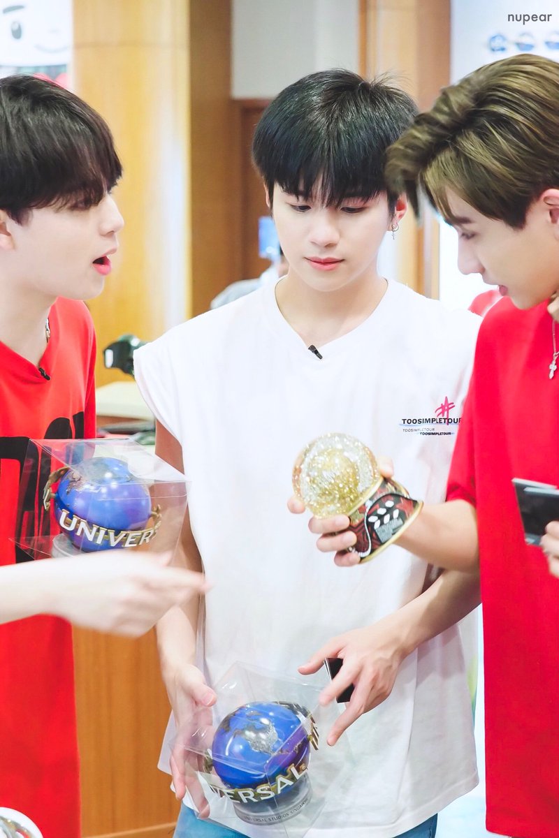nupear_photo's tweet photo. ทีมนี้เค้ามีกันอยู่ 3 คน คุยกันเยอะแล้วก็น่ารักเยอะเลยค้า

#คนของแปลน #รอยยิ้มของชูครีม #2แสบ
#TKNxRWSentosaxQETourD2 https://t.co/lpdNeD92qB