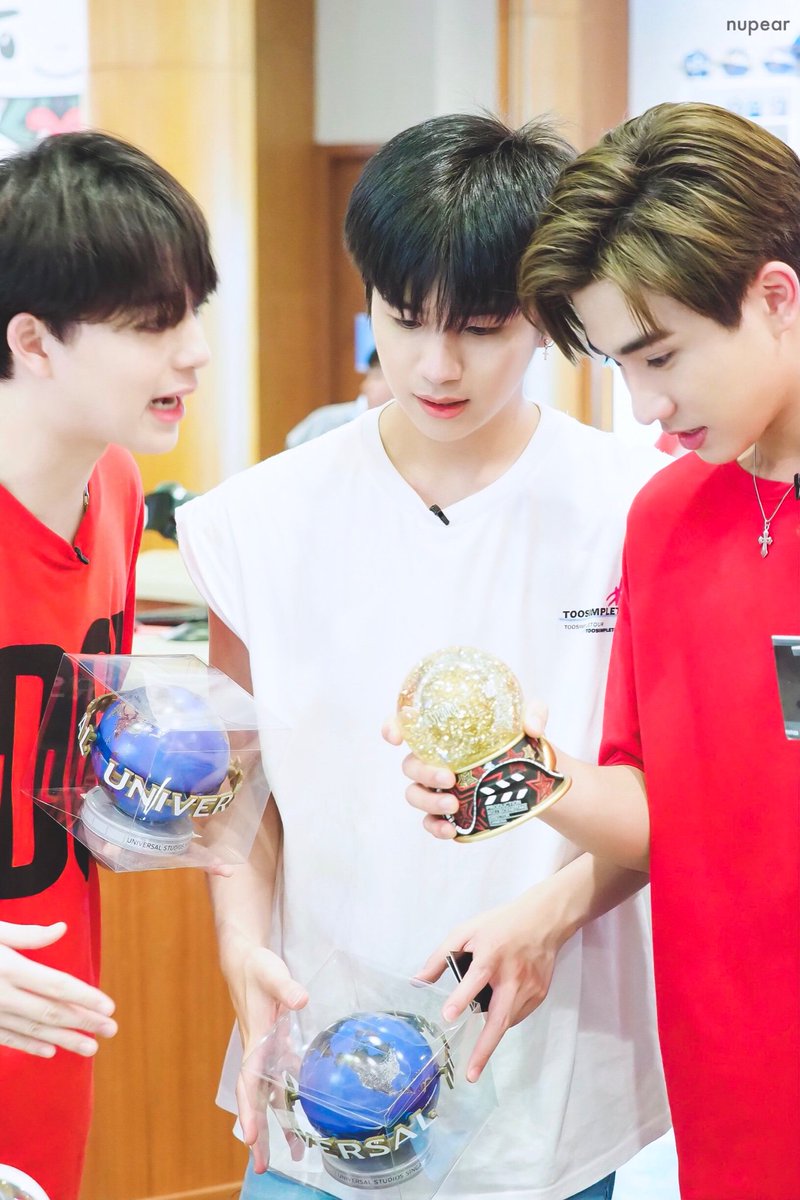 nupear_photo's tweet photo. ทีมนี้เค้ามีกันอยู่ 3 คน คุยกันเยอะแล้วก็น่ารักเยอะเลยค้า

#คนของแปลน #รอยยิ้มของชูครีม #2แสบ
#TKNxRWSentosaxQETourD2 https://t.co/lpdNeD92qB