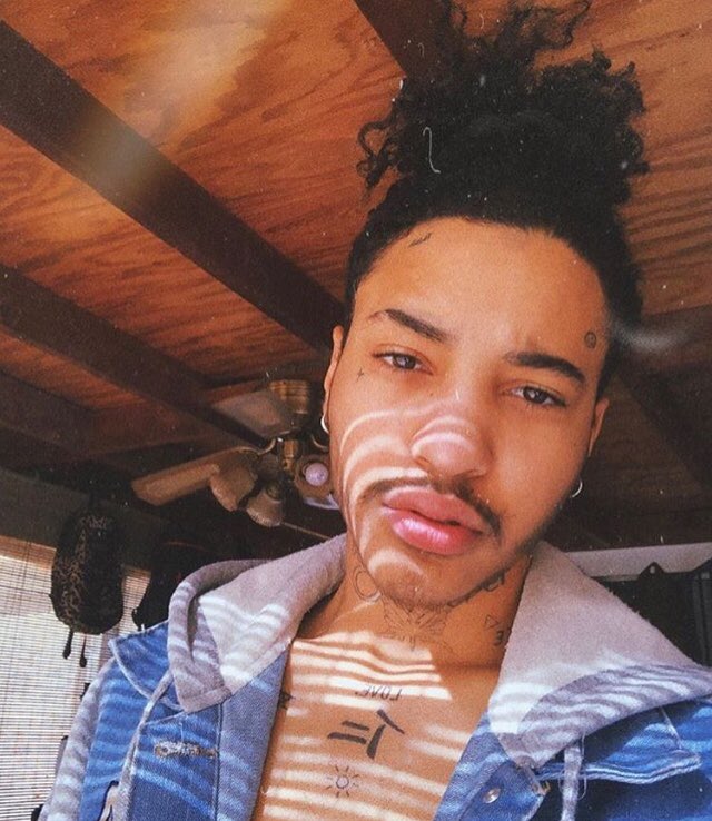 SlayanaTweets's tweet photo. ***TRIGGER WARNING: SEXUAL ASSAULT AND #TransAbuse ***
On June 24th, Avary Palmer (below) was drugged and raped by a “friend” who had taken him out to celebrate turning 21. During the rape Avary had a seizure and woke up to find himself still being raped. He is currently 1/? https://t.co/zgp1Yt59zm