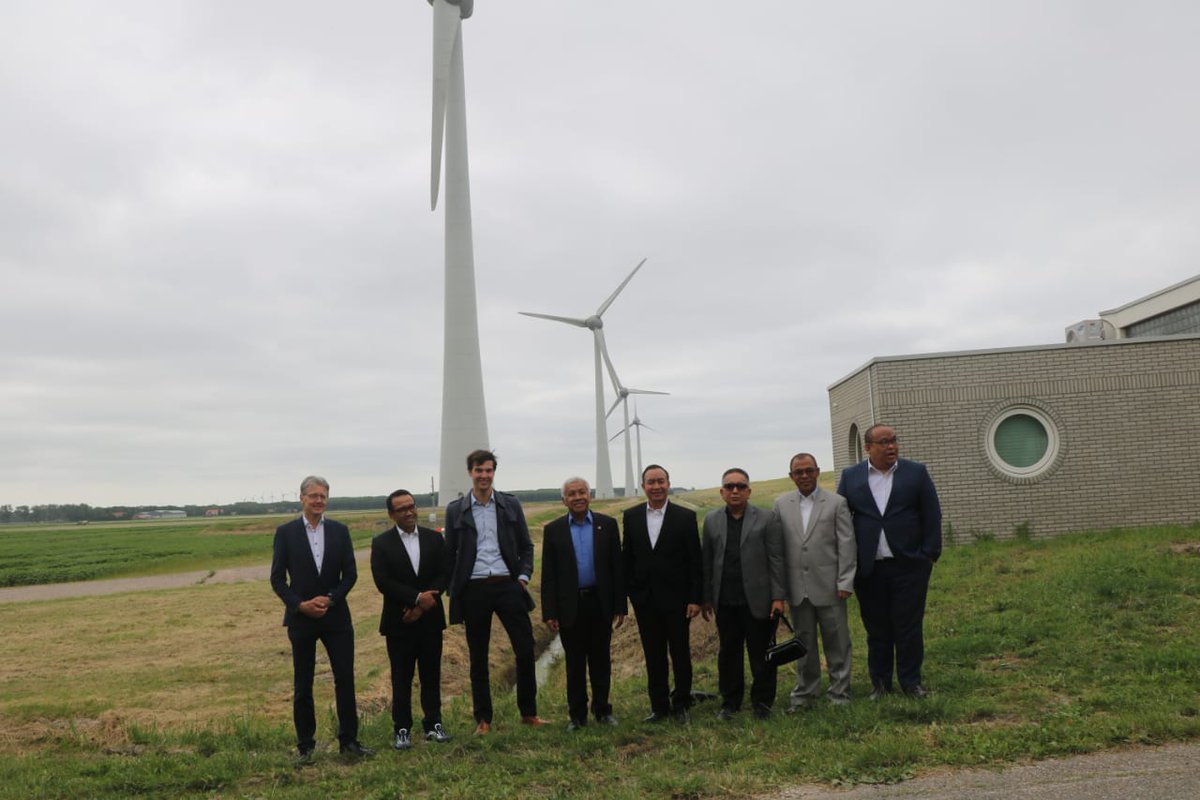 Pertemuan Dr.  Agus Hermanto Wakil Ketua DPR RI dan delegasi saat berkunjung ke Pembangkit Listrik Tenaga Angin di pelabuhan Antwerp Belgia.