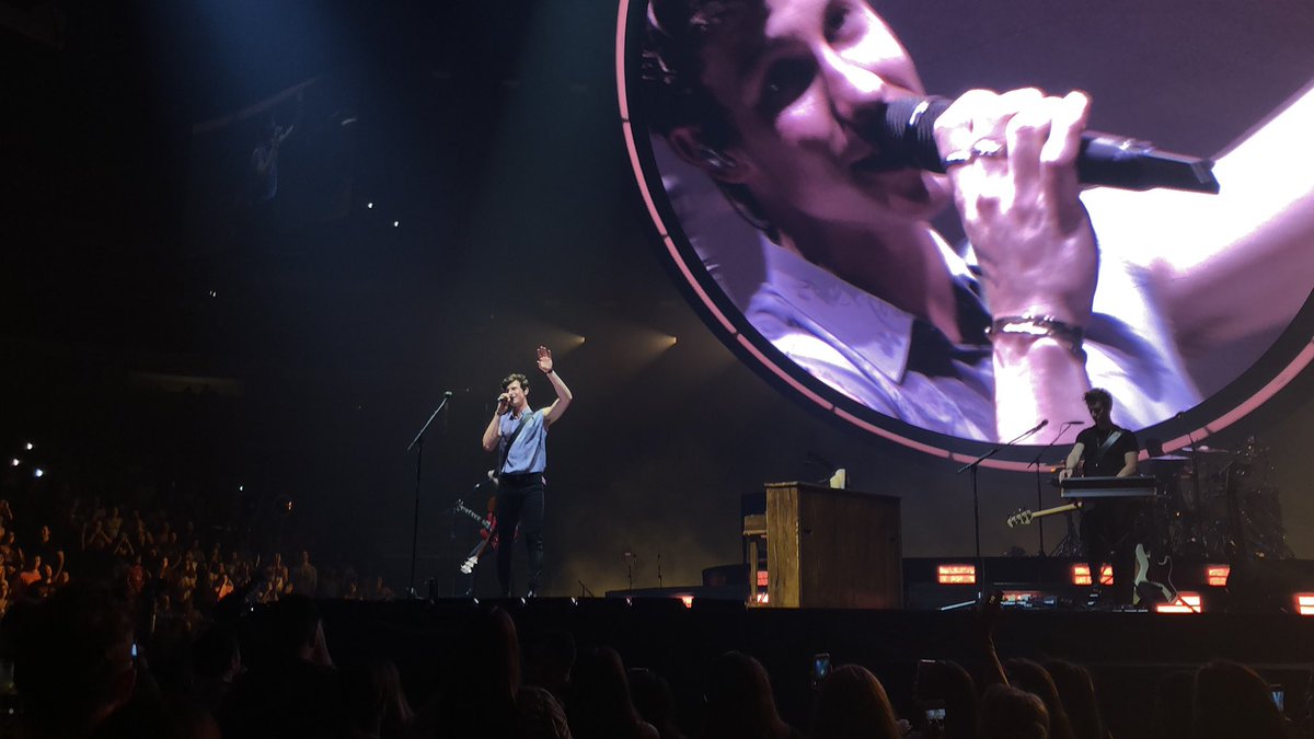 AsmaaOfficial's tweet photo. @pepsicenter @ShawnMendes 😍💛 https://t.co/rK2fkJjE08