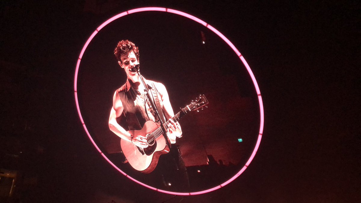 AsmaaOfficial's tweet photo. @pepsicenter @ShawnMendes 😍💛 https://t.co/rK2fkJjE08