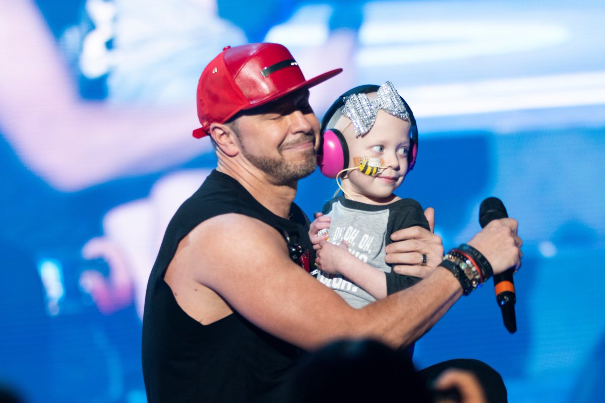 Donnie Wahlberg on Twitter: "Not only was I lucky enough to get the chance  to meet this courageous and wonderful little lady @HaileyHealing tonight —  But I even got to sing #CoverGirl