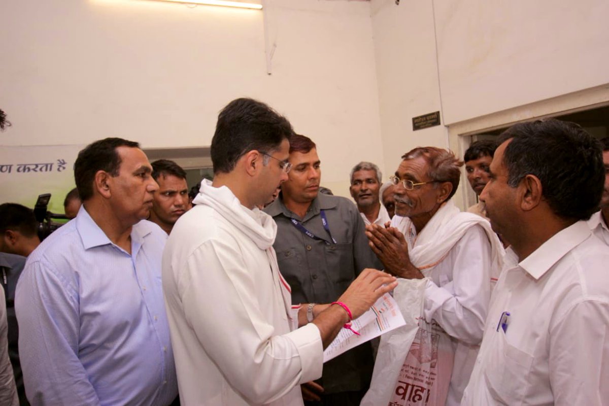 SachinPilot's tweet photo. आमजन से मिलकर उनकी समस्याओं को सुनना एवं समय पर उनका उचित निराकरण करना ही हमारी सरकार की प्राथमिकता है| जनसुनवाई के इसी क्रम में आज निवास स्थान पर राज्य के विभिन्न क्षेत्रों से आये हुए लोगों से मुलाकात कर उनकी समस्याओं को जाना एवं उन्हें आश्वस्त किया| https://t.co/AGj9iknsbk