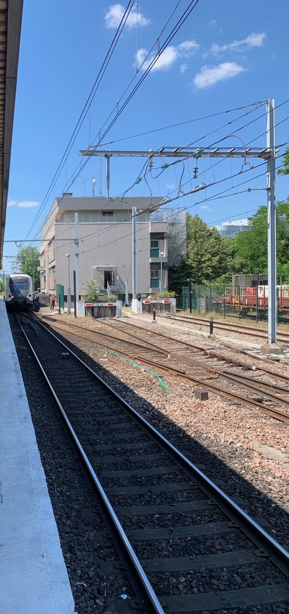 yoooni04's tweet photo. ⁦@RER_A⁩ accident grave de voyageurs lundi dernier en gare de Rueil-Malmaison et vos Rer continuent de faire des arrêts avant le quai ??? Vous n apprenez pas de vos erreurs https://t.co/x6XMSOgZR0