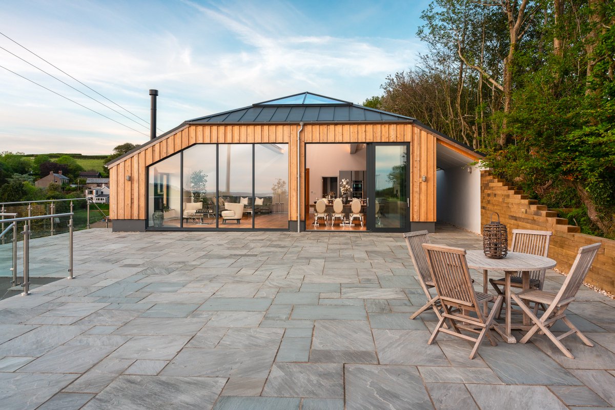 JSNorthDevon's tweet photo. #FORSALE π
We have this gorgeous #barnconversion for sale in a #highlyconvenient #location only minutes to #Barnstaple by car, yet in a #quiet #tuckedaway position enjoying #spectacular #views! π₯
π Main house and annexe, in total 6/7 bedrooms
π 5 Bath/shower rooms in total https://t.co/FdZGEyVHDQ