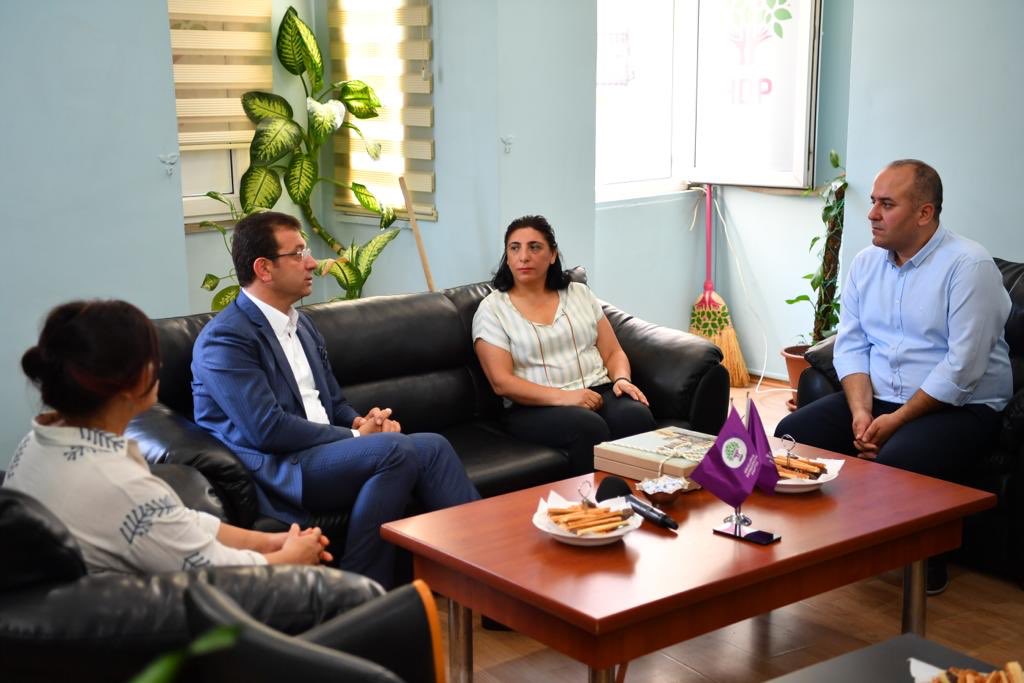 HDP İl Eş Başkanları Esengül Demir ve Cengiz Çiçek ile il yönetimini ziyaret ederek İstanbul'un adil ve şeffaf yönetilmesi ile ilgili görüşlerimizi paylaştık. Tüm siyasi partilerle İstanbul'u konuşmaya, düzenli olarak herkese bilgi vermeye devam edeceğiz. #YeniBirBaşlangıç