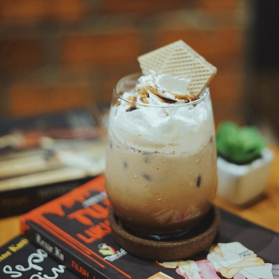 HIGO_spot's tweet photo. Mau panas maupun dingin, menikmati secangkir kopi dari Djawara Coffee emang selalu nyenengin. Kalo kamu lebih suka hot atau iced coffee nih? Coba share jawabanmu di bawah.

#higo #higospot #dessert #sweet #foodie #coffeelife #jakartaculianary #kulinerjakarta #happytummy https://t.co/tGogAQX2VX