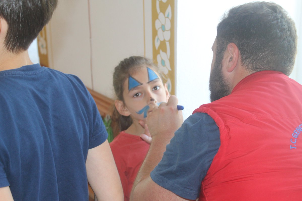 Bu yaz  Merkezimiz Her Yerde 🙂🙂
Bugün gönüllü gençlerimizle Zarha Küçük Camiindeki genç kardeşlerimize eğlenceli anlar yaşatmaya çalıştık.  🙂