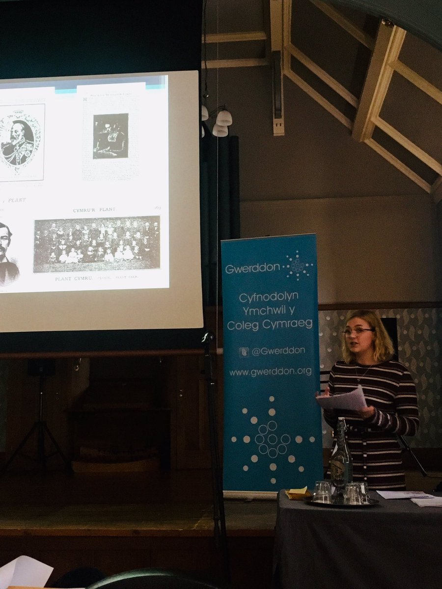 beca_evans's tweet photo. Llongyfarchiadau mawr i @MeganHaf6 ar ei chyflwyniad difyr bore ma yng Nghynhadledd Ymchwil @colegcymraeg https://t.co/R6jvzDZXXh