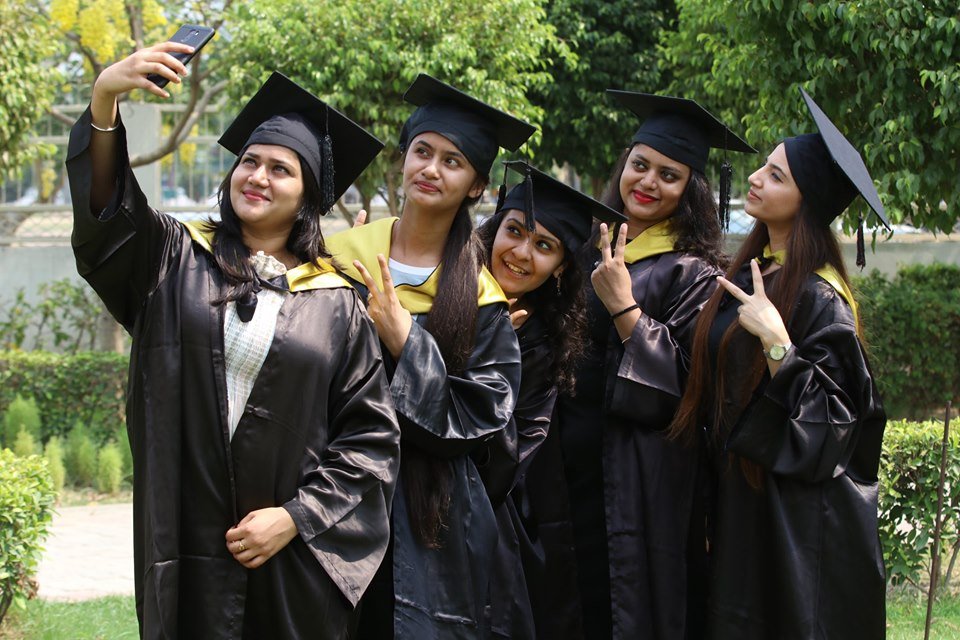 Chandigarh_uni's tweet photo. 2019 #Annual #Convocation - Scene of #Celebration & Happy Faces!
Grads-to-be are fully geared up to experience the exciting #Convocation #Ceremony at the #CU #campus today. They don't want to miss any of the chance to make this day memorable & amazing.
#EngineeringConvocation https://t.co/VFvFUJfra8