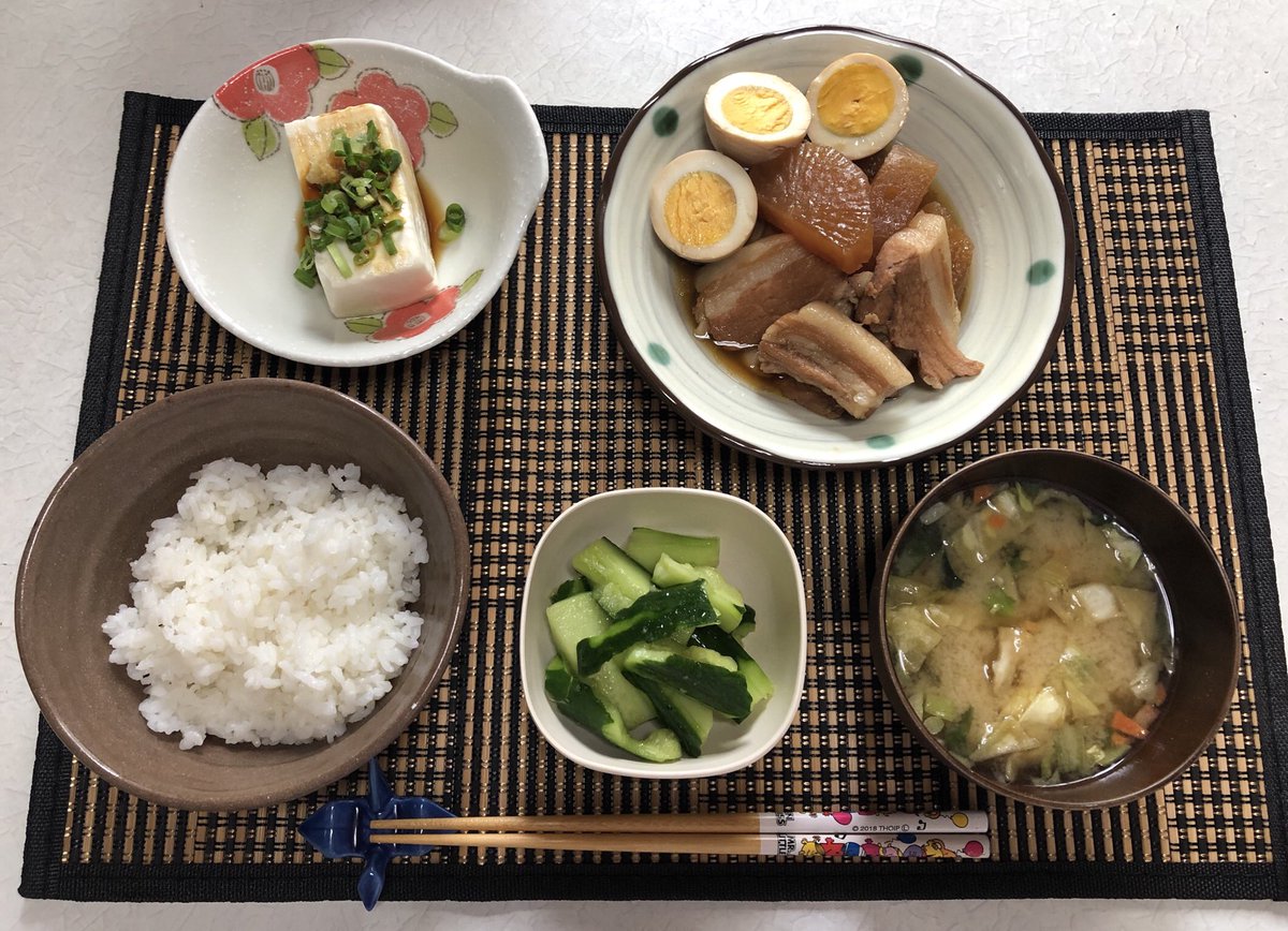 おりこ Twitter પર おりこ食堂 久々の夕食献立は 豚の角煮 冷奴 きゅうりのたたきあえ おみそ汁 ご飯です 角煮 味染み染み 案の定 ご飯おかわり 豚バラは炊飯器の方が柔らかかったかも 試行錯誤ですね 主菜がこってりなので副菜はサッパリヘルシー