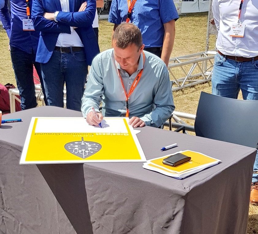 #Dimpact directeur-bestuurder René Bal ondertekent het Groeipact #CommonGround op #ibestuur