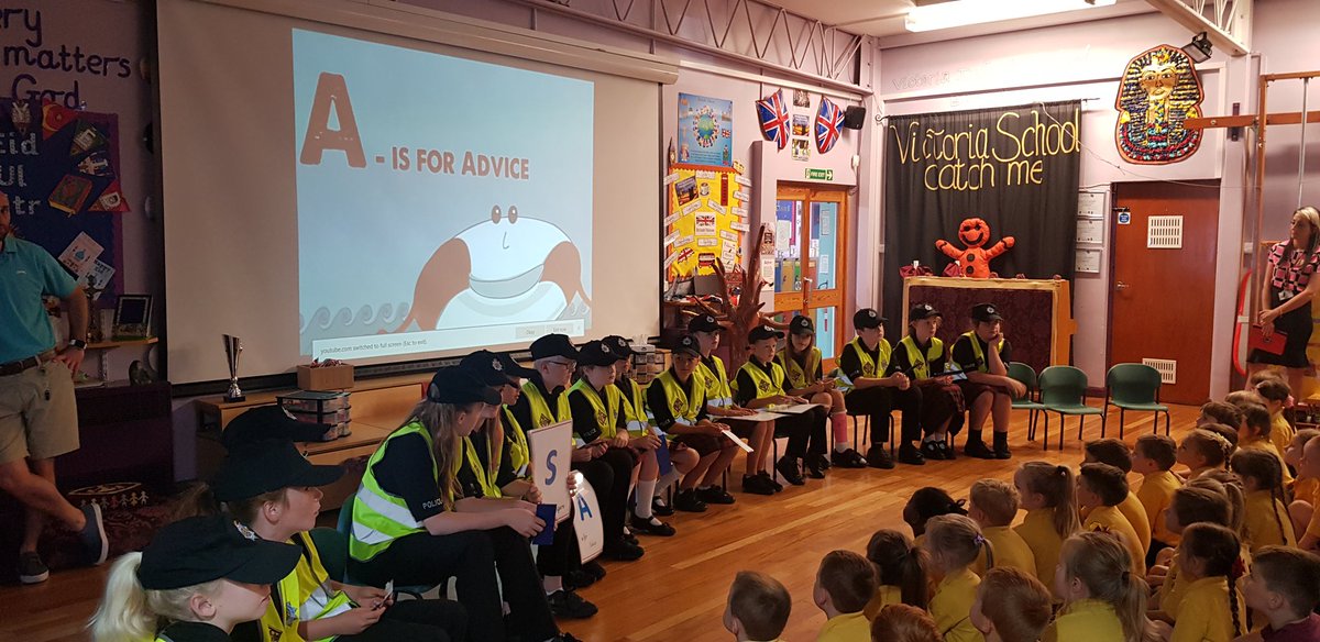 Allerdalepolice's tweet photo. Another busy day for @VictoriaJnrSch Mini Police delivering their water safety presentation to the Infants School, & then a community litter pick with PCSO 5337๐ฎโโ๏ธ๐ฎโโ๏ธ๐โโ๏ธ๐ฃโโ๏ธ๐โโ๏ธ๐ @Cumbriapolice @MinipoliceR @CumbriaCiP https://t.co/hRFUfFFzlH