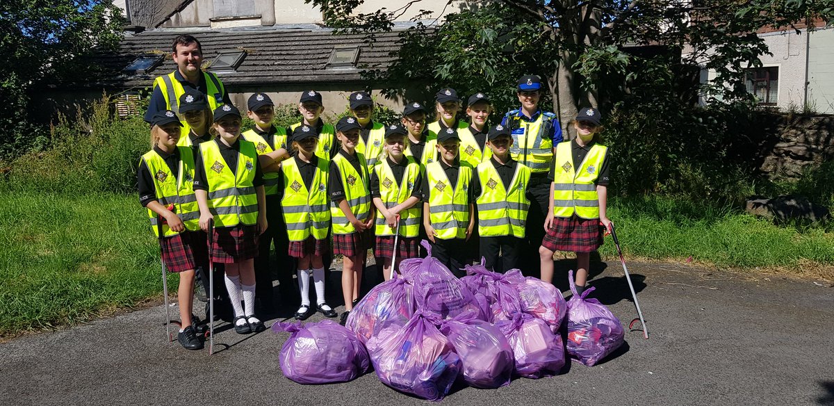 Allerdalepolice's tweet photo. Another busy day for @VictoriaJnrSch Mini Police delivering their water safety presentation to the Infants School, & then a community litter pick with PCSO 5337๐ฎโโ๏ธ๐ฎโโ๏ธ๐โโ๏ธ๐ฃโโ๏ธ๐โโ๏ธ๐ @Cumbriapolice @MinipoliceR @CumbriaCiP https://t.co/hRFUfFFzlH