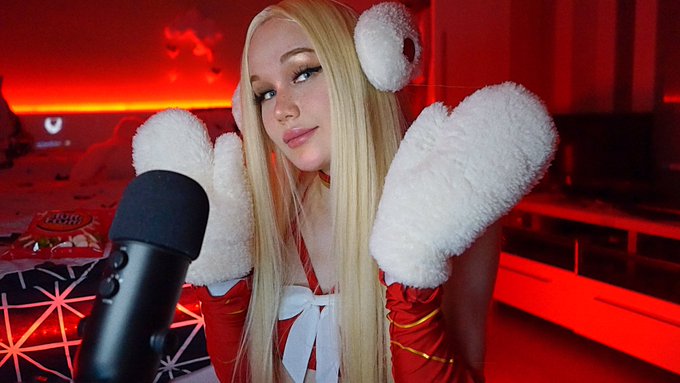 Watch Blondelashes19's leaked NSFW photo on TwXstars