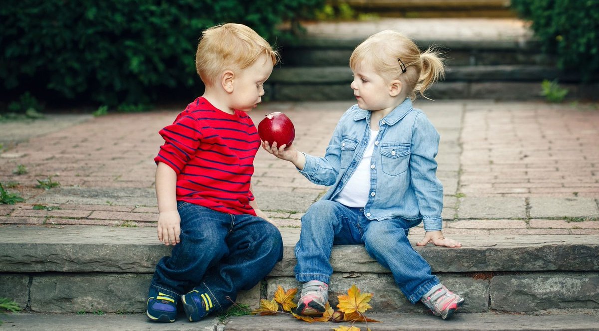 Я друг ее у нее ребенок. Мальчик и девочка друзья. Я друг ее у нее ребенок. Обнимает ребенка. Мотиваторы про семью.