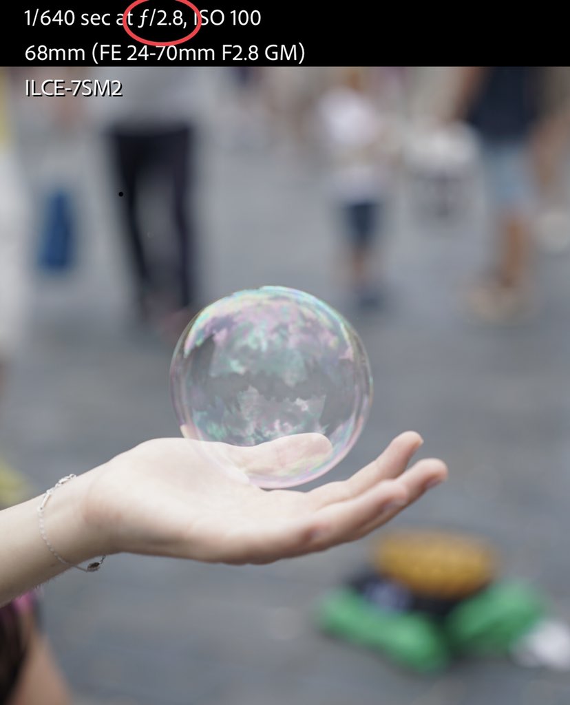 DOFفكلما كبرت فتحة العدسة، صغر البعد النظري لها وأصبحت مساحة الفوكس صغيرة، وهذا هو الرقم المقصود به في عدسات التصوير أو عند ألتقاط الصورةفي تصوير الجوال نقدر نستفيد من هذا التأثير الطبيعي لما نقرب الجوال للشي إلي نبغى نصوره، لأنه Focal Length حق عدسة الجوال مختلفة من الكاميرا