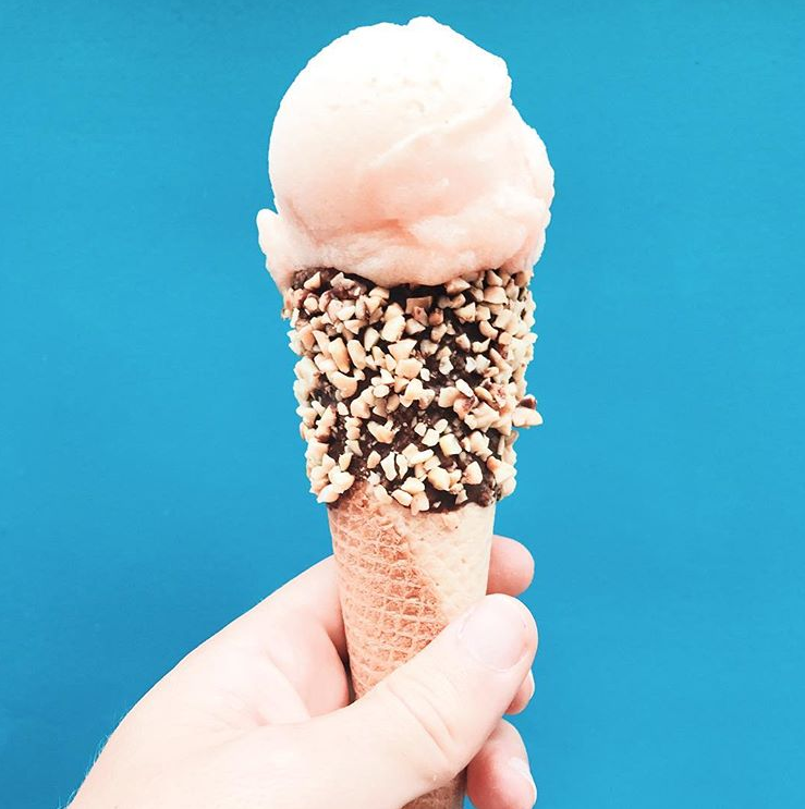 OSORBETDAMOUR's tweet photo. A votre avis, de quel parfum s'agit-il ? 
Plus de 100 parfums sont à retrouver dans toutes les boutiques Ô Sorbet d'Amour ☀️🍧🍨🍦 https://t.co/1Bo5HOCITn