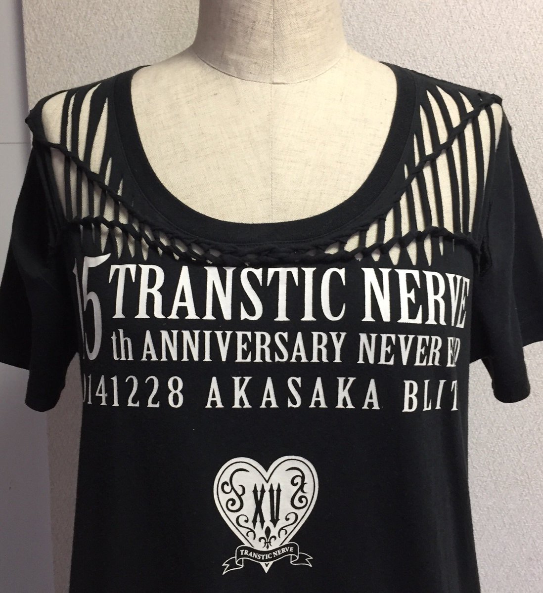 Uzivatel Minako Yoshihara Na Twitteru 先日のワークショップで 1点伝えられてなかったかもしれないので こちらのフロントデザインの場合 左右両側から編み込んで 中央の後ろで留めています ちなみに使用tシャツは再結成時にスタイリングさせて頂いたtranstic