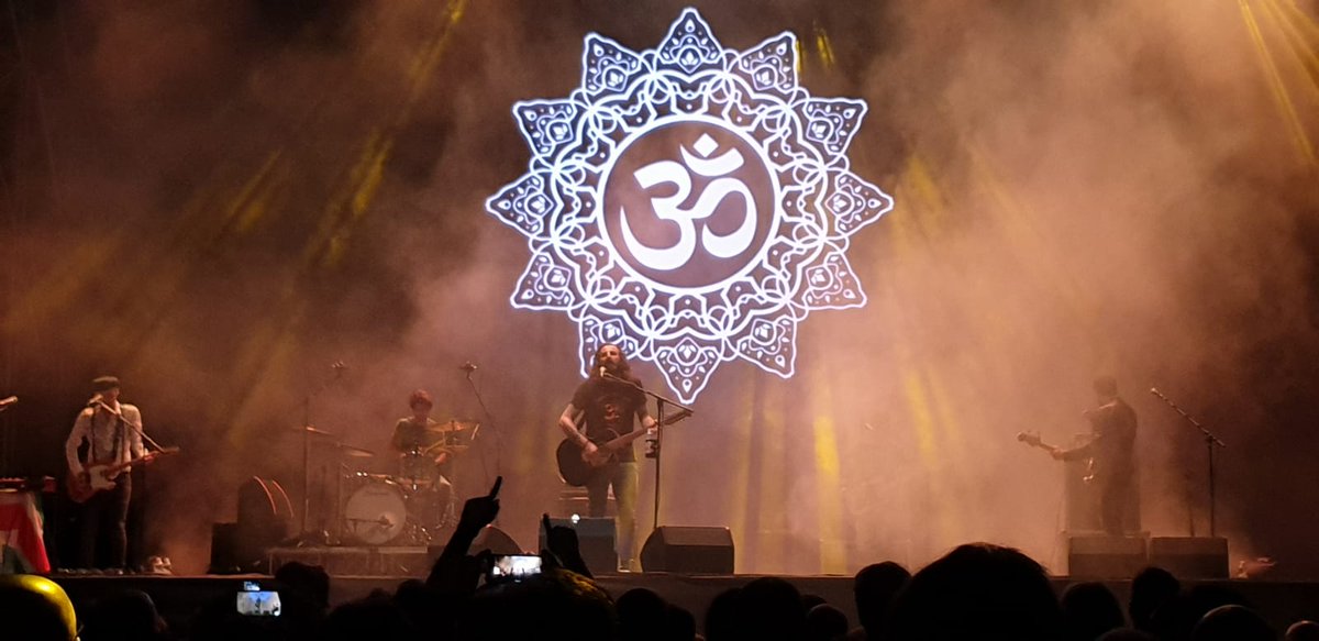 Stakanova85's tweet photo. Meraviglioso #viaggiosenzavento, thanks @PedriniOmar. Rock coinvolgente di sopraffina qualità. #Timoria #SenzaVento #OmarPedrini #RugbySoundFestival https://t.co/q7ZXdR0juV