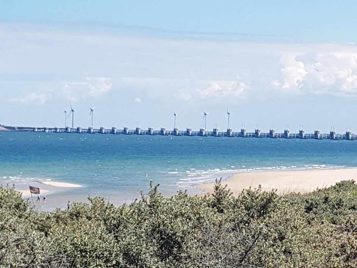 strand5daagse's tweet photo. @onseiland @gemeentesd vandaag gaan we de Oosterscheldekering over richting Renesse. 3e dag Strandvijfdaagse. Wandelen over de stranden van Schouwen-Duiveland. Zin in! https://t.co/8gpCRVgpEg