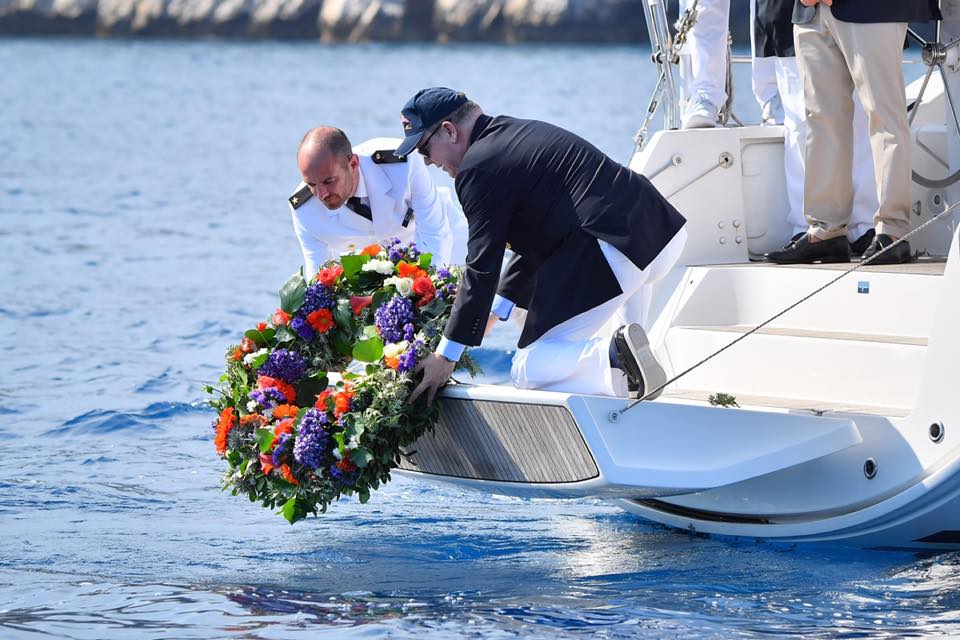 monaco__info's tweet photo. ✨ #Evenement 
S.A.S. le Prince Albert II a participé hier à la cérémonie de dévoilement du logo de commémoration du #centenaire du #PrinceAlbertI, lors de laquelle il a déposé une gerbe en mer pour célébrer cet événement.

© Direction de la Communication - Michael Alesi https://t.co/wbWugS96Ms