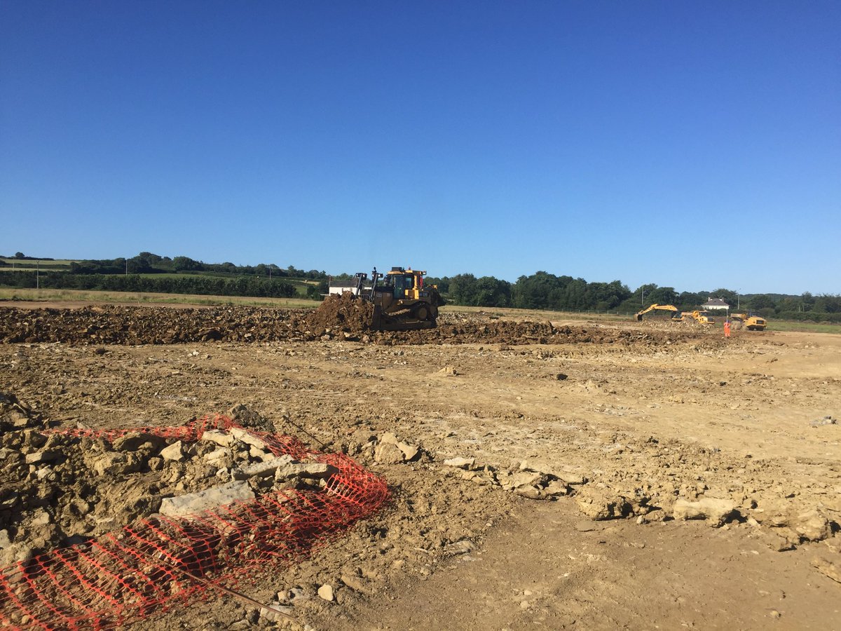 Walters Cat D9T earning her keep removing overburden in Brocastle Bridgend.Can’t beat a bit of dry weather.