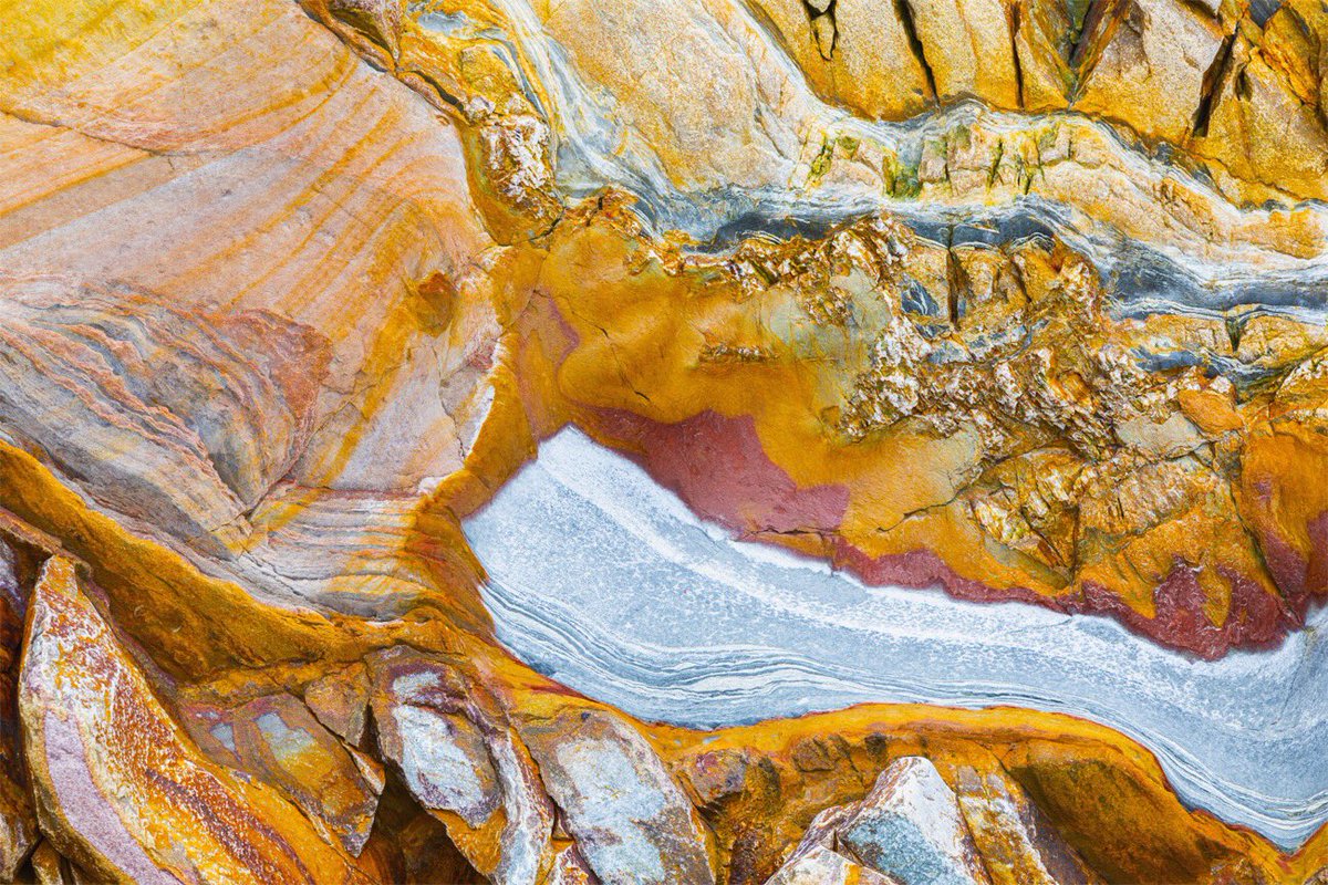 'Fish Head Eating' © 2019 David Frutos Egea #canon #photography #photographer #fineart #texturas #textures #roca #rock #davidfrutosphoto #fotografia #abstraccion #abstract #beach #playa #Asturias #colorful #nature #naturaleza #portfolionatural #pareidolia #piedra #stone