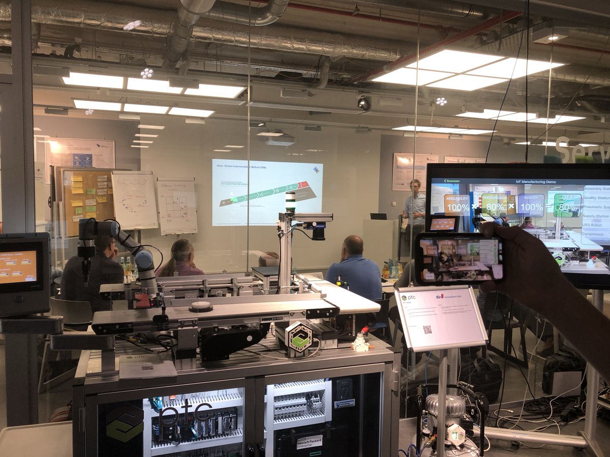 PTC_DACH's tweet photo. Beim PTC #NewHireEvent können alle neuen PTCler Industrie 4.0 und innovative Lösungen im #DigitalCapabilityCenter und im #E4TC in Aachen hautnah selbst erleben. #InnovationLabs #IoT #AR #Industry40 https://t.co/2k3le3jn84