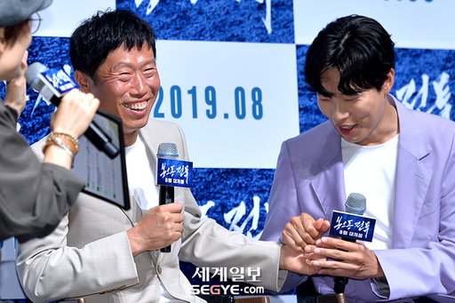 ryujunyeol_ina's tweet photo. [190703] Ryu Jun Yeol and Yoo Hae Jin at press conference of movie "The Battle: Roar to Victory"

#RyuJunYeol #류준열 #유해진  #봉오동전투 https://t.co/gaBtQQlw6a