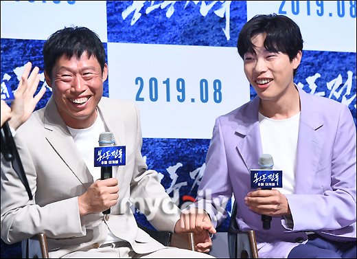 ryujunyeol_ina's tweet photo. [190703] Ryu Jun Yeol and Yoo Hae Jin at press conference of movie "The Battle: Roar to Victory"

#RyuJunYeol #류준열 #유해진  #봉오동전투 https://t.co/gaBtQQlw6a