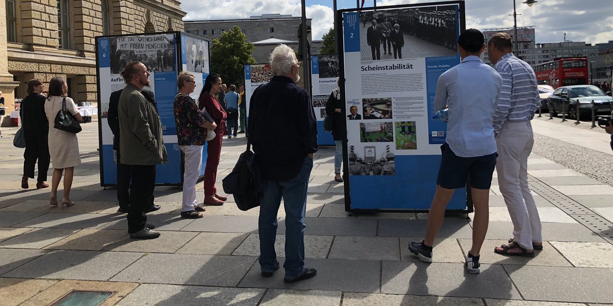 Vom Protest gegen die Fälschung der #DDR-Kommunalwahlen bis hin zur #Wiedervereinigung wirft die Open-Air-#Ausstellung mit dem Titel „Von der Friedlichen Revolution zur deutschen Einheit“ Schlaglichter auf die Jahre 1989/90. Sie wird in wenigen Minuten vor dem #AGH eröffnet. 🤗