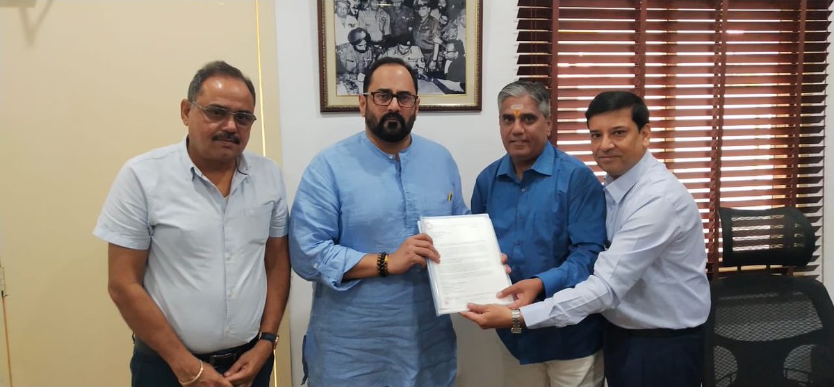 RajeevRC_X's tweet photo. Met the homebuyers delegatn from @FightForRERAInd n also took them to meet FM @nsitharaman ji with to submit their rqsr to provide relief to homebuyers in #Budget2019.

RERA bill by @narendramodi govt makes citizens' rights guarantees a reality @HardeepSPuri https://t.co/KjIQaEeLTt
