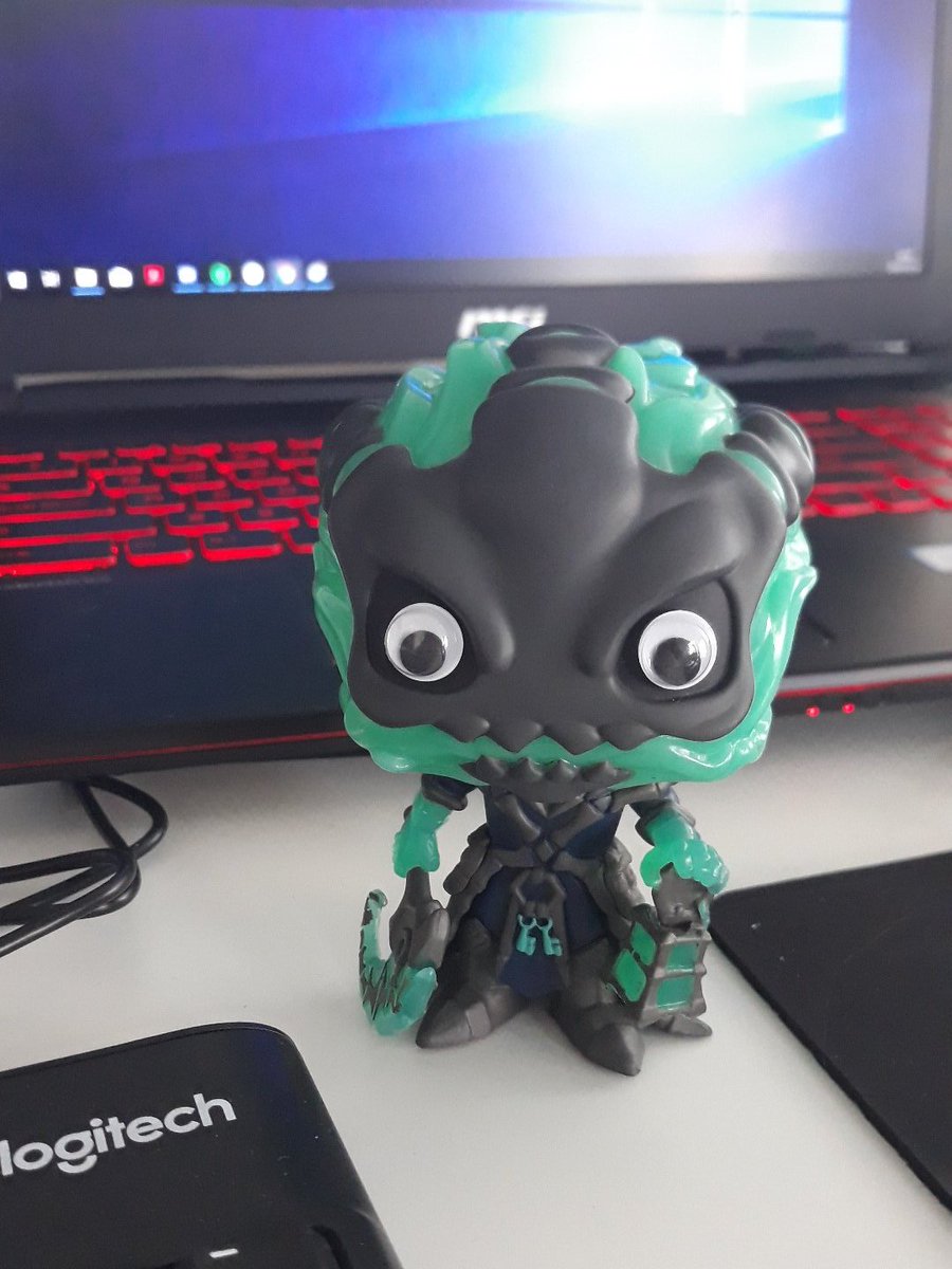 LyaneLol's tweet image. Ni confirmo ni desmiento que este tuneo que le he hecho a mi funko es el mejor de la historia.