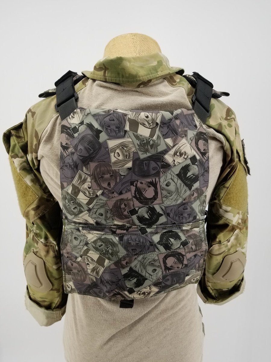 Mssn65 アヘ顔プレートキャリアなるものが発売するそうです 4chanの兵器板 K の住人たちのアイディアらしく 名前は Ahegao K Arrier トラウマプレートを中に入れればライフル弾を止めるアーマーになり カマーバンドのスリットには予備弾倉や無線