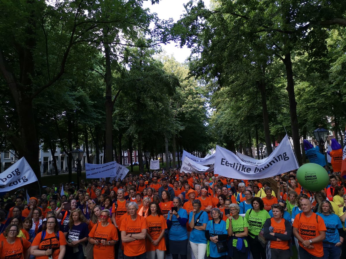 jeannemarian's tweet photo. #zorgenzonderzorgen Wat een opkomst!! https://t.co/NanFrbmCJf