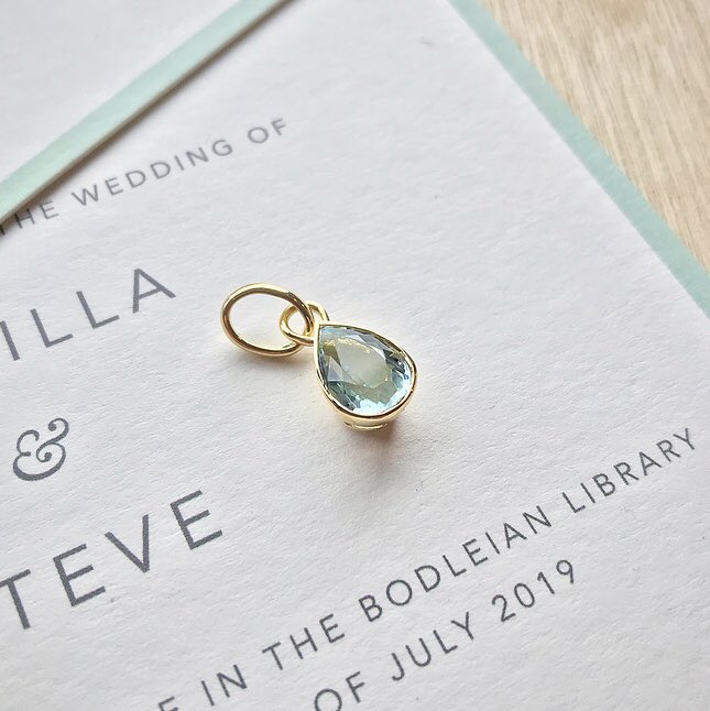 cberryjewellery's tweet photo. Camilla is getting married this weekend and she asked me to set this stunning aquamarine (a gift from her father) so she could wear it as her ‘something blue’. Set in a simple 18ct yellow gold rub over setting. #2019bride #julybride #bodleianwedding #indieoxford #oxfordwedding https://t.co/QCmddPUcoI