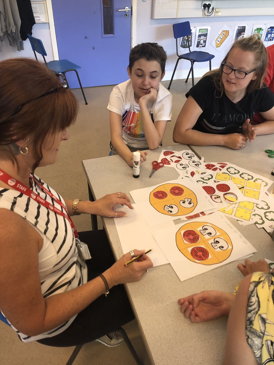 YsgolHenFelin's tweet photo. Class 10 have enjoyed learning about halfβs and quarters by choosing pizza toppings #mathsiffun https://t.co/3A2USIYzw9