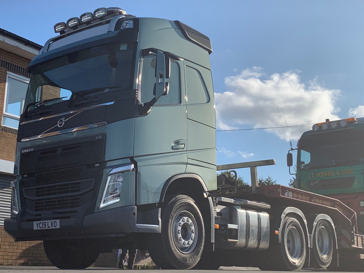 RydamUniversal's tweet photo. J T Hopkins from Carsaig Farm, Wroot, Doncaster recently took delivery of a brand new @VolvoTrucksUK FH13 540 80T double drive tractor unit complete with lifting tag axle.

Find out more here - https://t.co/gy1wMlCjFG https://t.co/WThnT0dzVO