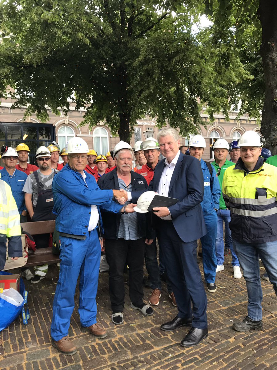 wmoorlag's tweet photo. Werknemers energie-intensieve industrie in actie voor behoud werkgelegenheid. @PvdA maakt zich daar hard voor. Wij willen een groene, eerlijke en sociale #klimaataanpak en omarmen advies @SER_NL over goed arbeidsmarktbeleid. https://t.co/vznR7w4oP1