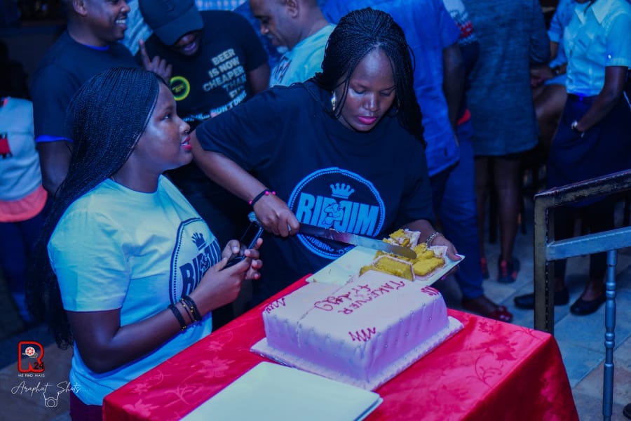 PolytPolo's tweet photo. Every last Friday of the month #SignaturePremium brings you the #TakeoverFriday dedicated to our esteemed customers.
We host a Super ๐ Deejay, cut & share a #SignatureCake ๐ baked by #SignaturePastry as we celebrate the end of the month peacefully and to usher into the new 1 https://t.co/QXHPbdMVDt