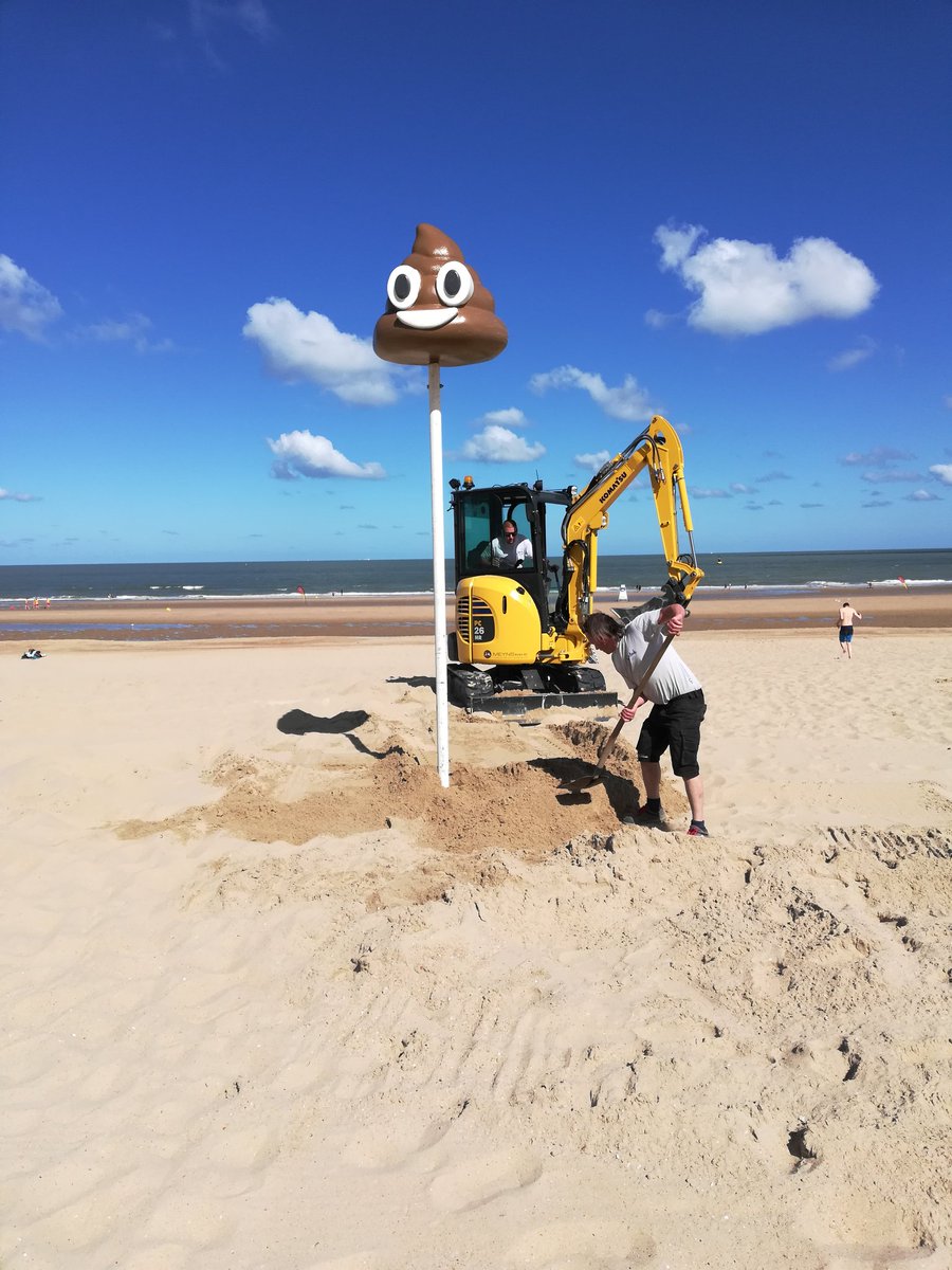 VisitOostende's tweet image. Hoera het lachend kakje staat terug op zijn plaats. 💩